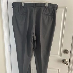 Haggar H26 Mens Gray Dress Pants 4 Pkt Tag Size 40x30 Measures 41x32 WOT